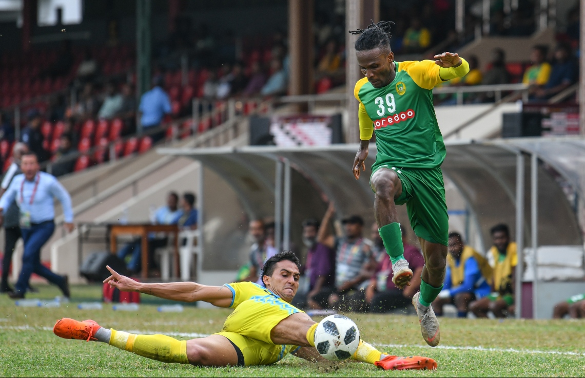 މާލެ- ފެބުރުއަރީ 12، 2020: އޭއެފްސީ ކަޕުގެ ޕްރިލިމިނަރީ ބުރުގެ ދެ ވަނަ ލެގުގައި މިއަދު މާލޭގައި މާޒިޔާ އާއި ބަންގްލަދޭޝްގެ ޑާކާ އަބަހާނީ ބައްދަލުކުރި މެޗުގެ ތެރެއިން--. ފޮޓޯ:ނިޝާން އަލީ/މިހާރު