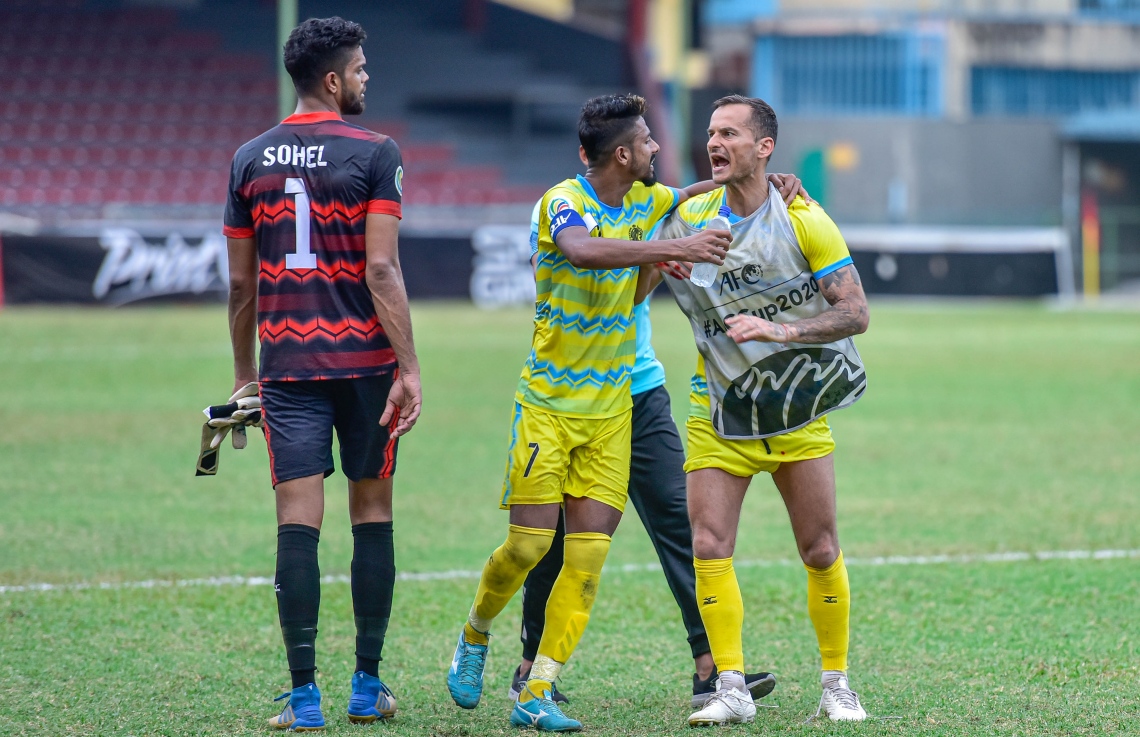 މާލެ- ފެބުރުއަރީ 12، 2020: އޭއެފްސީ ކަޕުގެ ޕްރިލިމިނަރީ ބުރުގެ ދެ ވަނަ ލެގުގައި މިއަދު މާލޭގައި މާޒިޔާ އާއި ބަންގްލަދޭޝްގެ ޑާކާ އަބަހާނީ ބައްދަލުކުރި މެޗުގެ ތެރެއިން--. ފޮޓޯ:އަހުމަދު އަވްޝަން އިލްޔާސް /މިހާރު