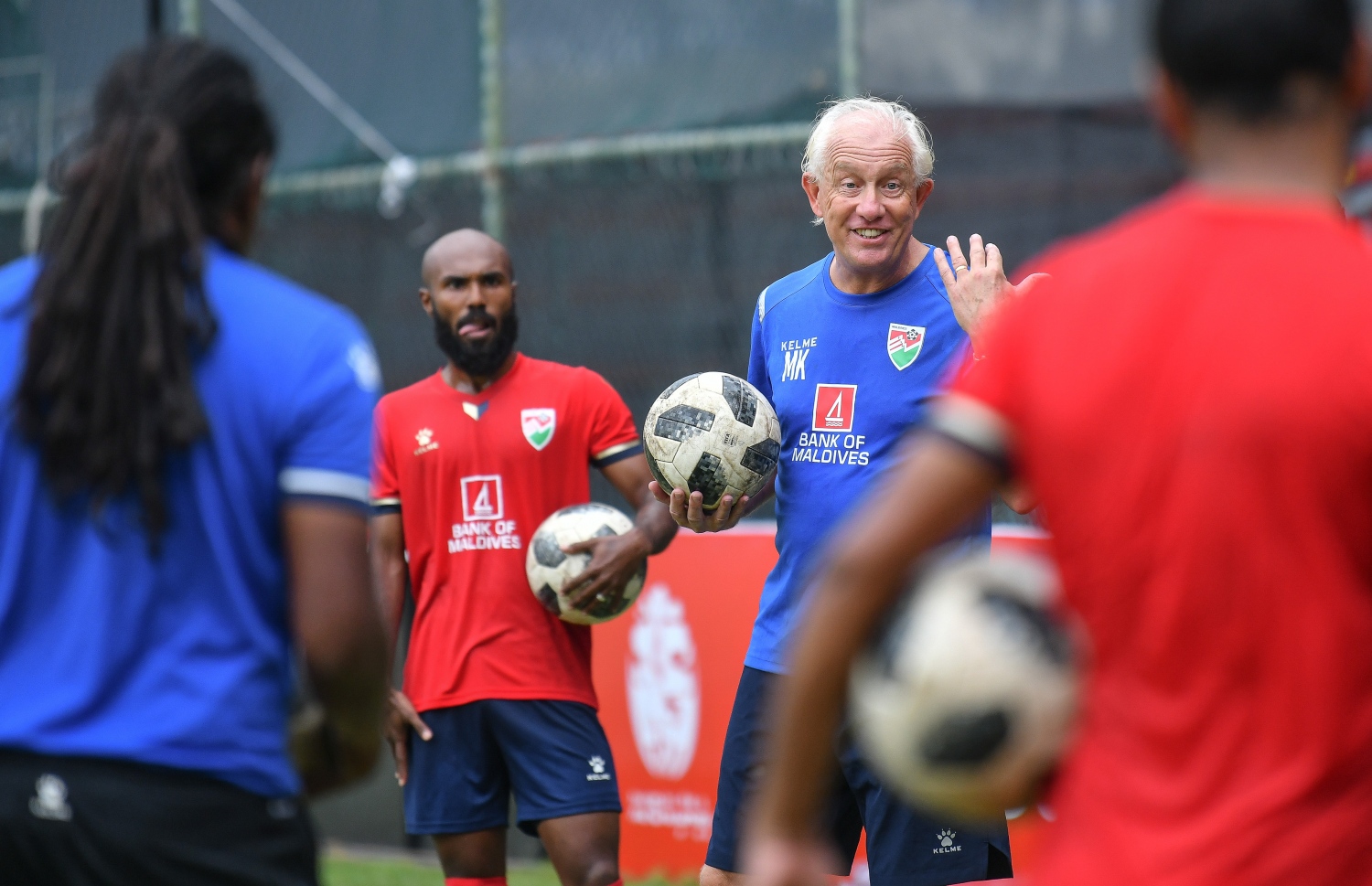 ގައުމީ ޓީމުގެ ޕްރެކްޓިހެއްގެ ތެރެއިން ކޫޕްމަން ކުޅުންތެރިންނަށް ބުނެދެނީ. -- ފޮޓޯ: ނިޝާން އަލީ/ މިހާރު