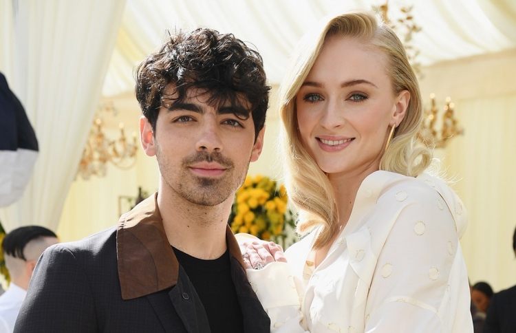 ސޯފީ ޓާނާ އިނީ އަލަތު ދަރި އަށް ބަލިވެ