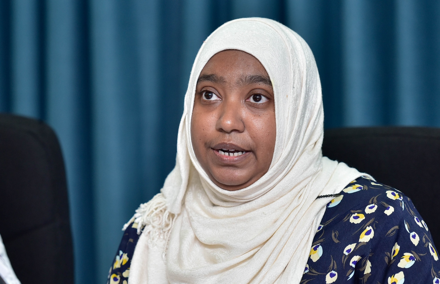 އެޗްޕީއޭގެ މެޑިކަލް އޮފިސަރު ޑރ. ނަޒްލާ ރަފީގް، މިއަދުގެ ނިއުސް ބްރީފިންގައި ވާހަކަ ދައްކަވަނީ.--- ފޮޓޯ އަހުމަދު އަވްޝަން އިލްޔާސް/މިހާރު