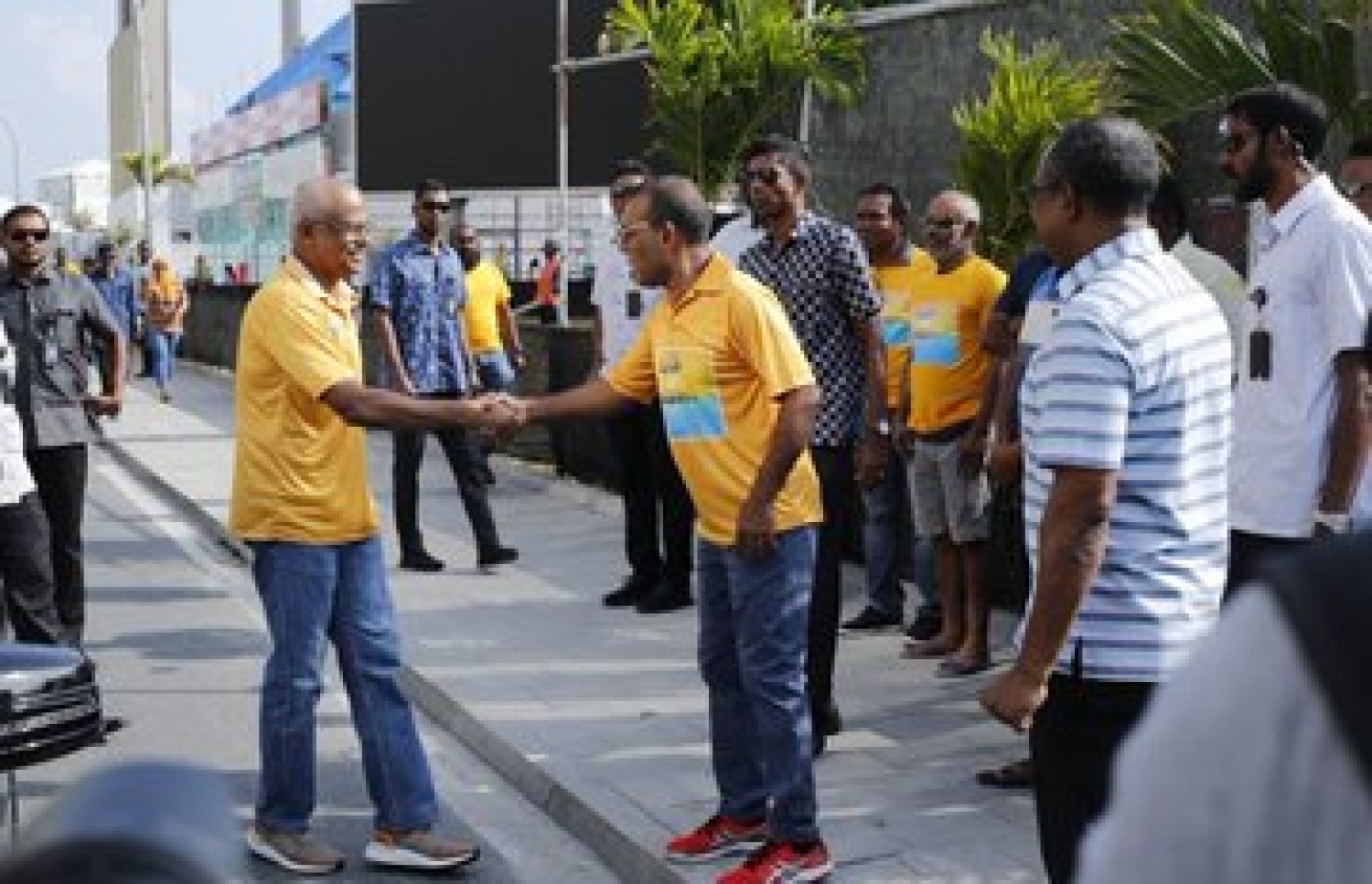 ރައީސް އިބްރާހިމް މުހައްމަދު ސޯލިހާއި ނަޝީދު ސަލާމް ކުރައްވަނީ.---ފައިލް ފޮޓޯ: މިހާރު