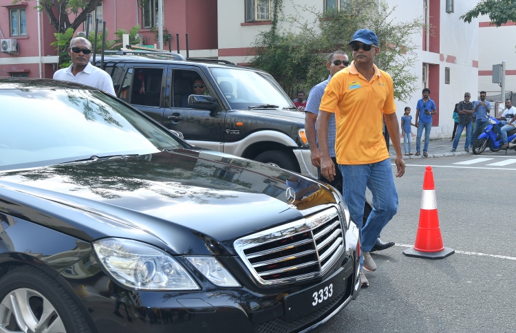 ރައީސްގެ ކާރުކޮޅަށް އެޅުނީ ގަހަށް ޖެހި ފެން