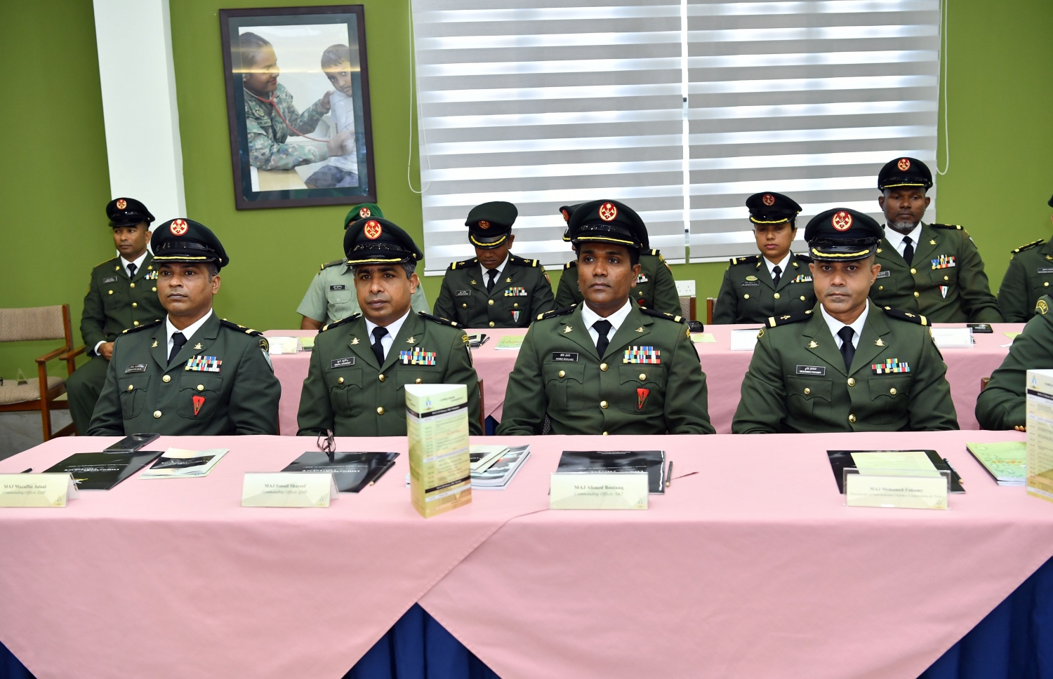 ސިފައިންގެ ކޮމާންޑާސް ކޮންފަރެންސް ފެށުމަށް މިއަދު ބޭއްވި ރަސްމިއްޔާތުގައި ބައިވެރިވެވަޑައިގެންނެވި ބައެއް އޮފިސަރުން.---ފޮޓޯ: ރައީސް އޮފީސް