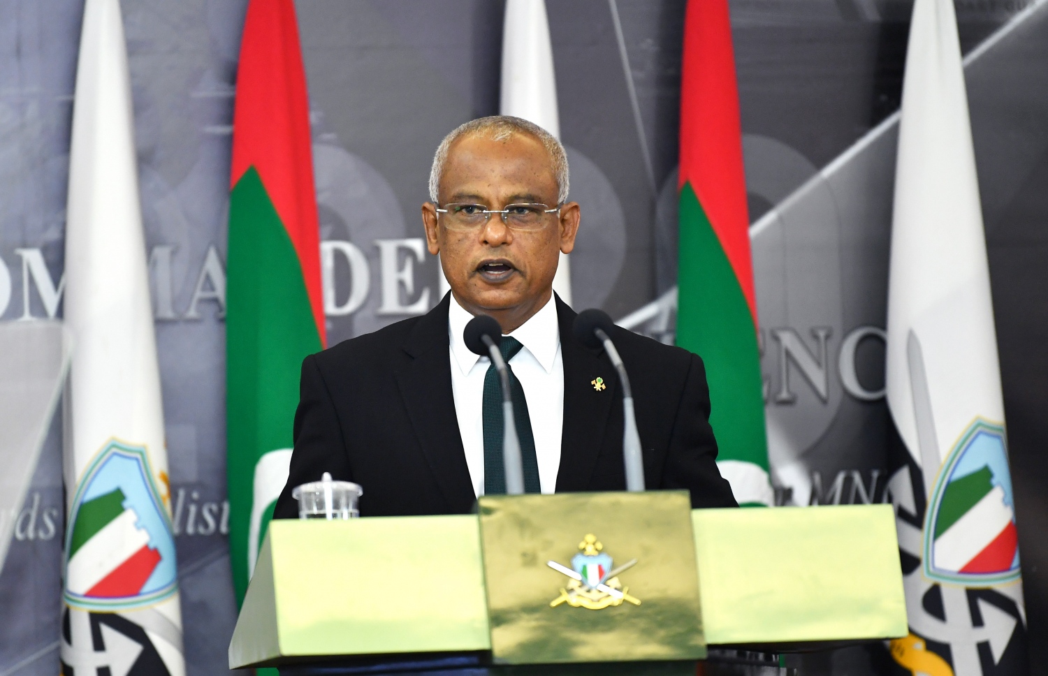 ސިފައިންގެ ކޮމާންޑާސް ކޮންފަރެންސް ފެށުމަށް މިއަދު ބޭއްވި ރަސްމިއްޔާތުގައި ސިފައިންގެ އެންމެ މަތީވެރިޔާ، ރައީސް އިބްރާހިމް މުހައްމަދު ސޯލިހު ވާހަކަފުޅު ދައްކަވަނީ.---ފޮޓޯ: ރައީސް އޮފީސް