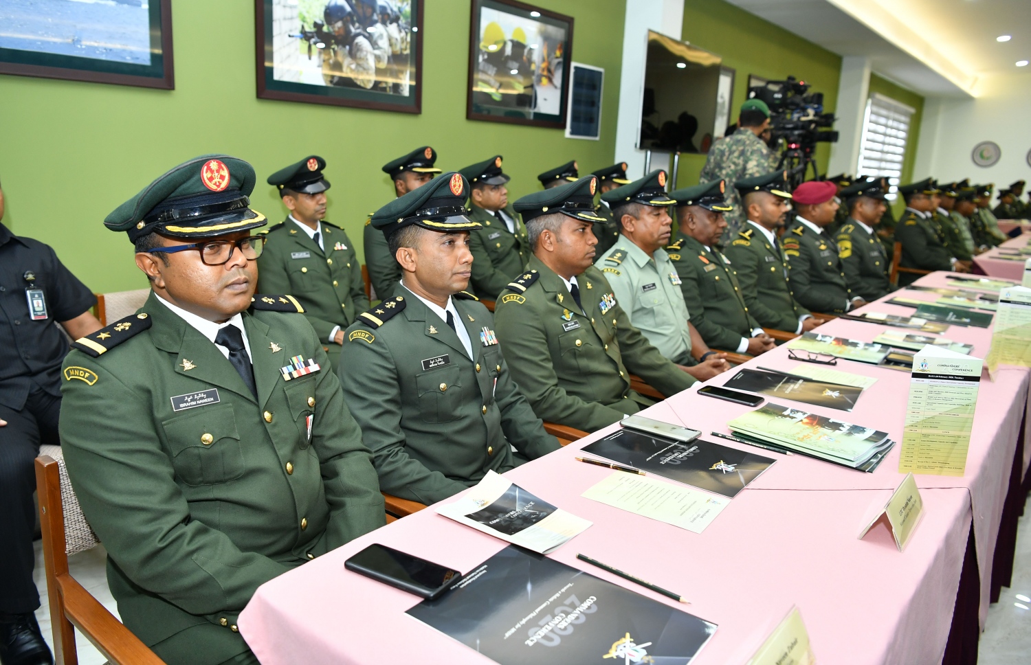 ސިފައިންގެ "ކޮމާންޑާސް ކޮންފަރެންސް"ގައި ބައެއް ސިފައިން ބައިވެރިވަނީ.-- ފޮޓޯ: ރައީސް އޮފީސް