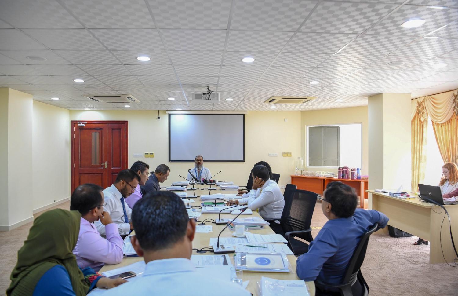 އެމްއޭސީއެލްގެ ޖެނެރަލް މެނޭޖާ ކޮމާޝަލް ހުސައިން ފަޒީލް ރައްޔިތުންގެ މަޖިލީހުގެ މާލިއްޔަތު ކޮމިޓީގެ މެމްބަރުންނަށް ޖަވާބު ދެއްވަނީ.