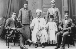 Husain Salahuddin posing for a photo with Ibrahim Shihab (Thuppulhubeyfulhaa) and other locals during his trip to Mekka to embark on Hajj pilgrimage.