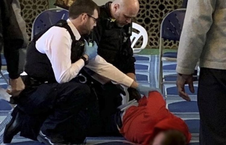 ލަންޑަނުގެ ބޮޑު މިސްކިތުގައި އިމާމަށް ހަމަލާދީފި