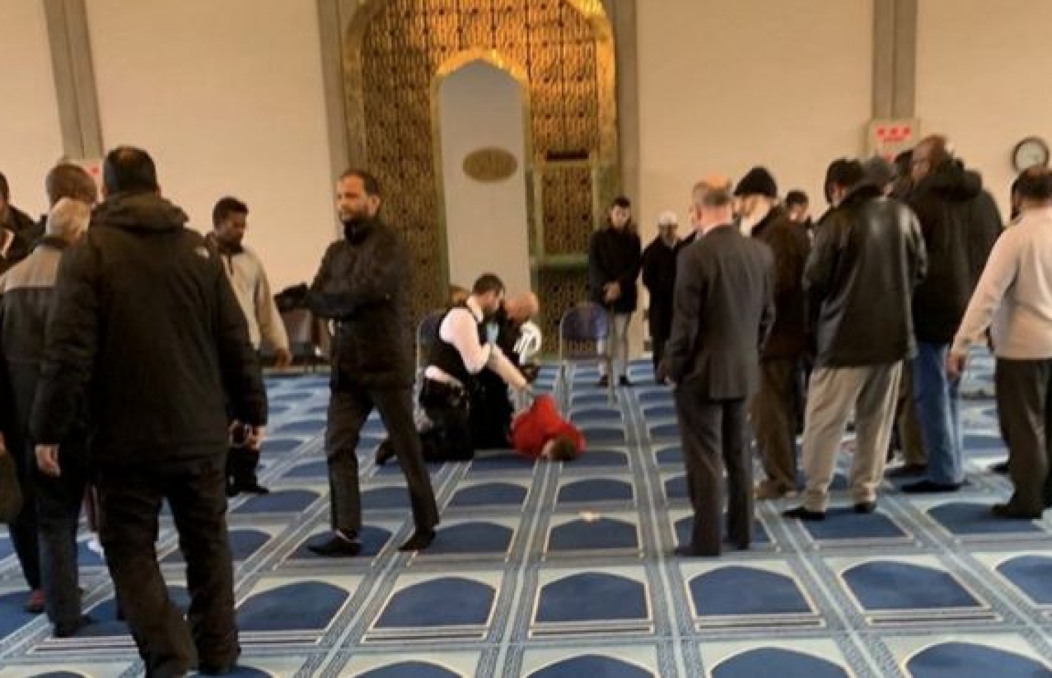 ހަމަލާ ދިން މީހާ މިސްކިތް ތެރޭން ހައްޔަރު ކުރަނީ. --ފޮޓޯ: މުރްޝިހާބިބް