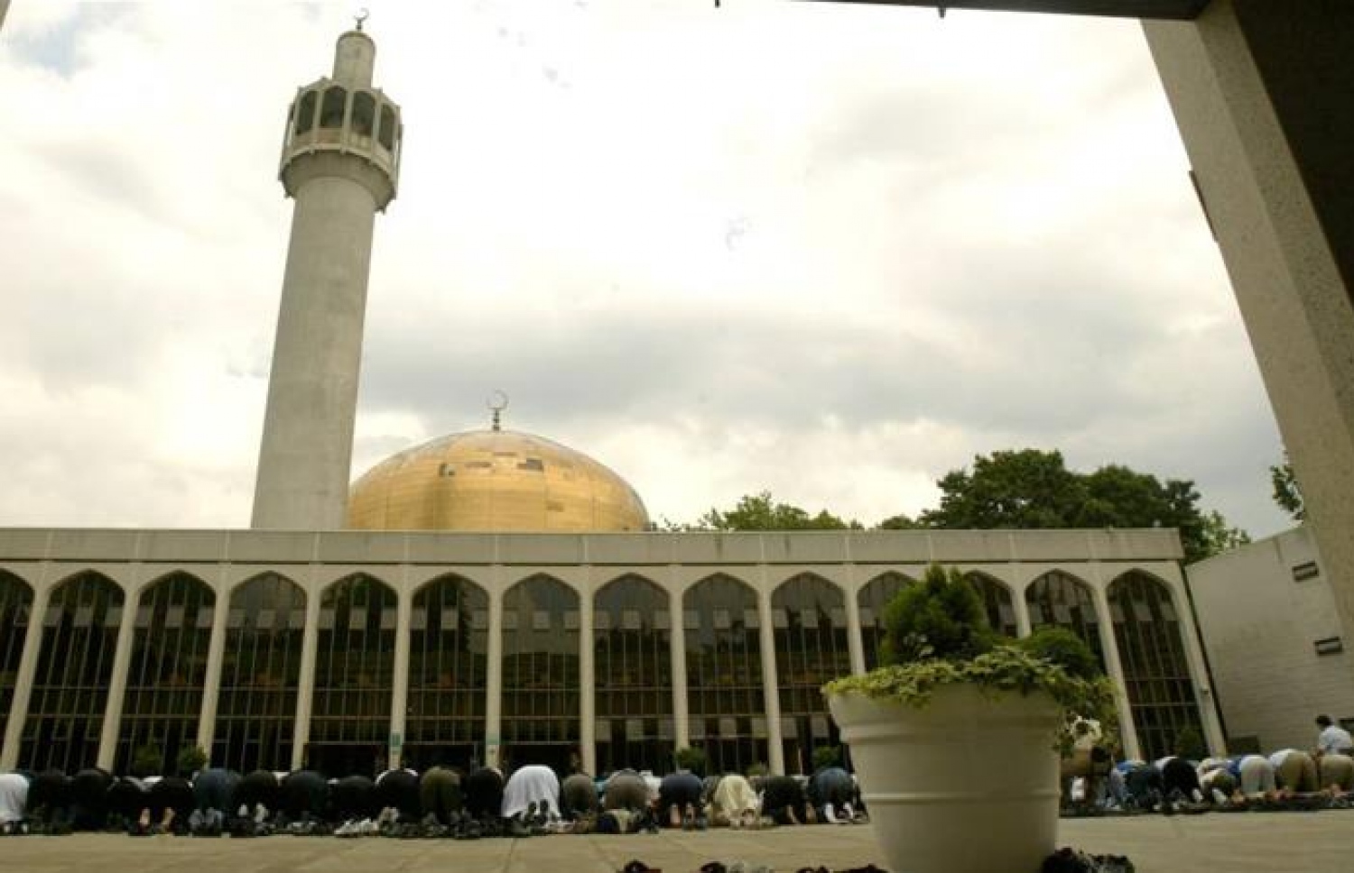 ލަންޑަނުގެ ރީޖާންޓްސް ޕާކު ކައިރީގައި ހުންނަ ސެންޓްރަލް މަސްޖިދުގައި ބަޔަކު ނަމާދު ކުރަނީ. --އޭއެފްޕީ ފައިލް ފޮޓޯ