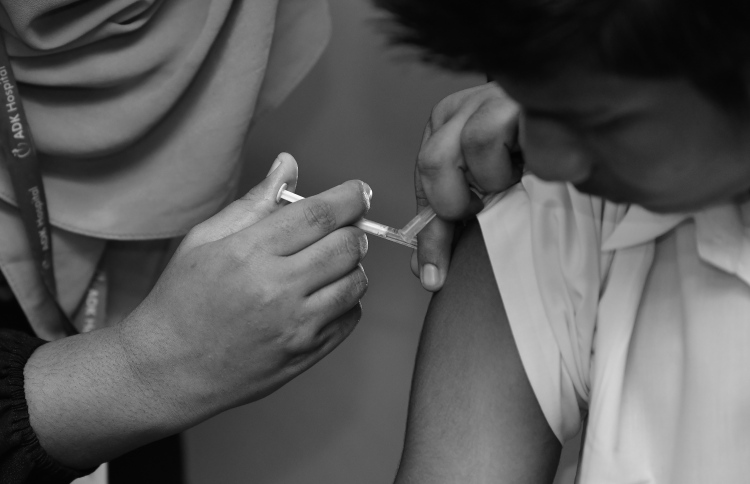 ހިމަބިހި ކޭސްއެއް ފެނިގެން ކޮންޓެކްޓް ޓްރޭސިން ހަދަނީ