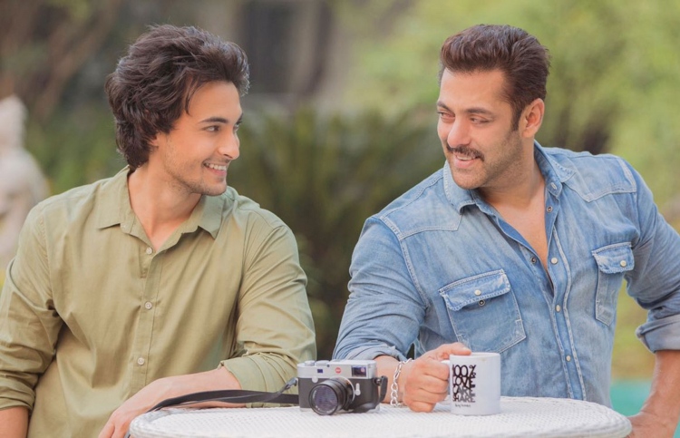 ބޮލީވުޑްގެ ޚަބަރުތައް ކުރުކޮށް