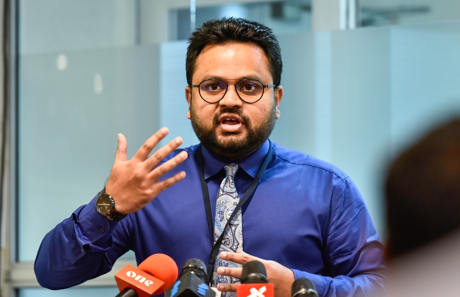 އިމިގްރޭޝަން ކޮންޓްރޯލަރު މީޑިއާއާ ވާހަކަ ދައްކަވަނީ.