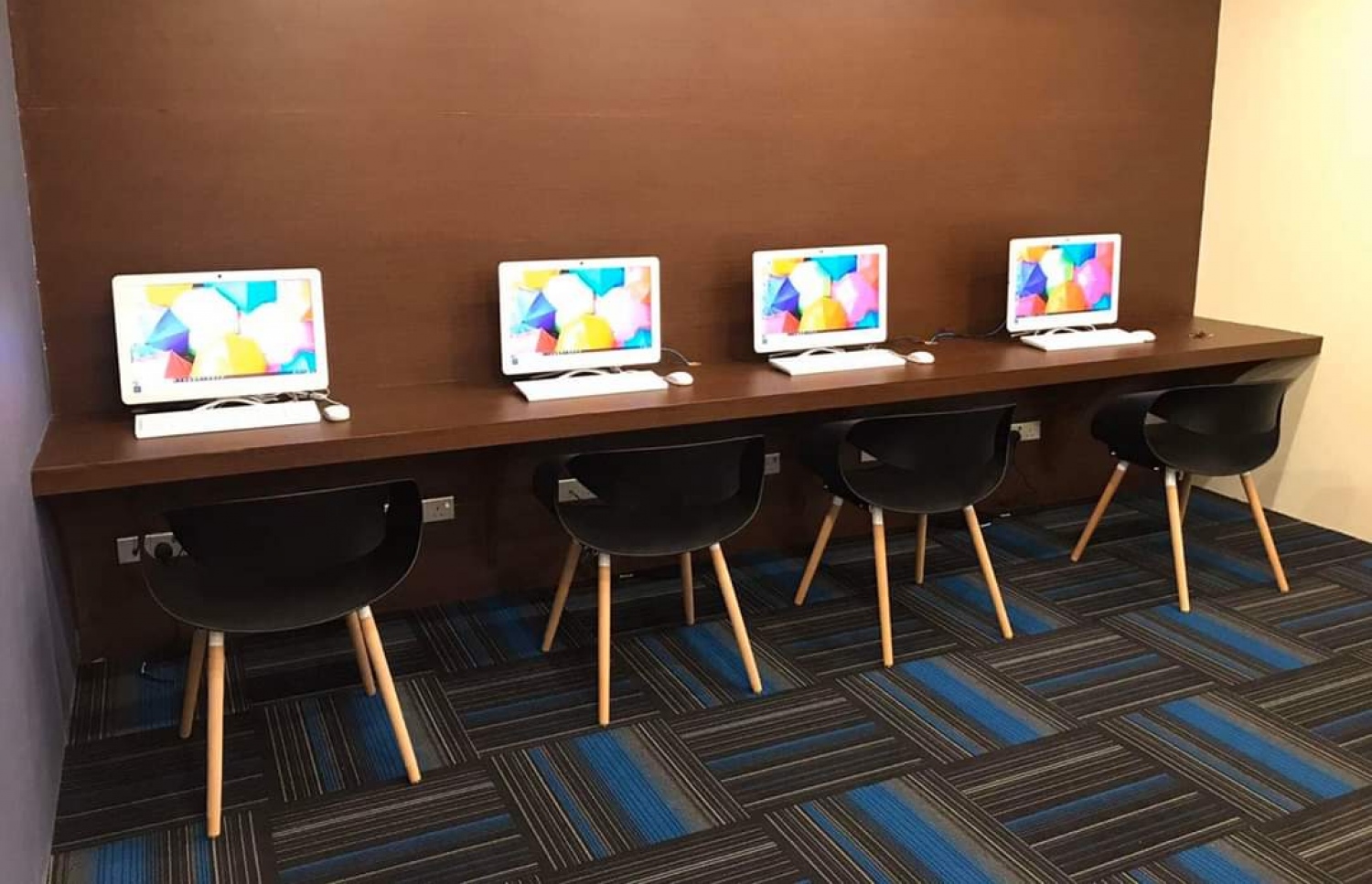 ކ. ގުރައިދޫ ސްކޫލް ލައިބްރަރީގައި ބަހައްޓާފައި ހުރި ކޮމްޕިއުޓަރުތައް: މިތަނަށް 700،000ރ ހޭދަވި ކަމަށް ވޭ