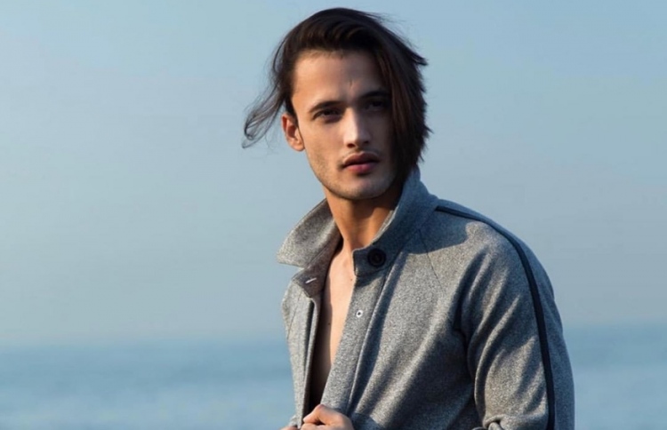 އާސިމަށް ޖެކްލިންއާ އެކު ވީޑިއޯ ލަވައެއް