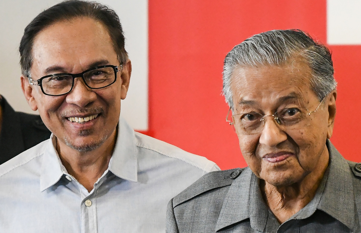 މަހާތިރު (ކ) އާއި އަންވަރު އިބްރާހިމް ޖޫން 1، 2018 ގައި ނޫސްވެރިންގެ ބައްދަލުވުމެއްގައި. --ފޮޓޯ:އޭއެފްޕީ