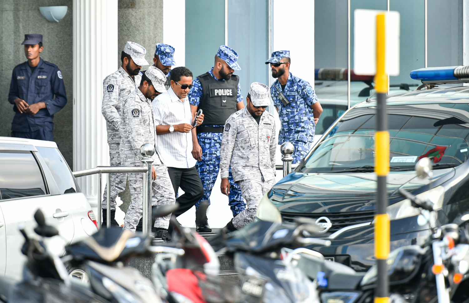 ޔާމީން ފުލުސް އޮފީހުން ނުކުމެވަޑައިގަންނަވަނީ. -- ފޮޓޯ: އަހުމަދު އަވްޝަން