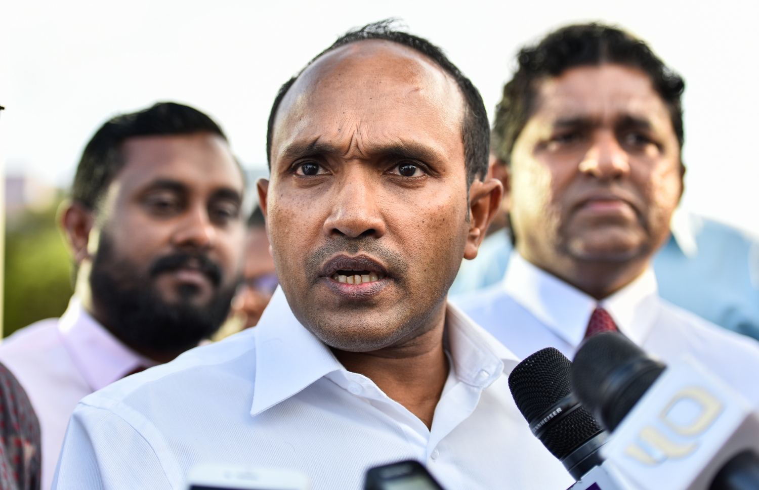 ޔާމީންގެ ވަކީލް ކުރީގެ ނައިބު ރައީސް މުހައްމަދު ޖަމީލް ނޫސްވެރިންނާ ވާހަކަ ދައްކަވަނީ. --- ފޮޓޯ: އަހުމަދު އަވްޝަން