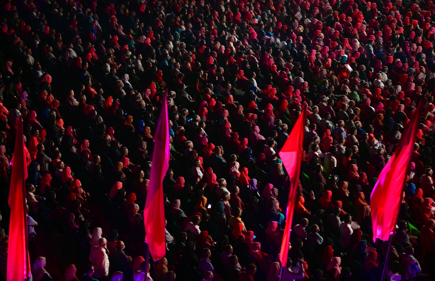 އިދިކޮޅު ކޯލިޝަނުން ކާނިވާ ސަރަހައްދުގައި މިރޭ ބޭއްވި ބޮޑު ޖަލްސާގައި ކާނިވާ ސަރަހައްދު ފުރައިލާފައި: ޕީޕީއެމުން ލޯކަލް ކައުންސިލްތަކުގެ އިންތިޚާބުގެ ކެމްޕެއިން ރަސްމީކޮށް ފެށުމަށް ބޭއްވި މި ޖަލްސާ އަށް އެތައް ހާސް ބަޔަކު ދިޔަ.---ފޮޓޯ: އަހުމަދު އަވްޝަން އިލްޔާސް/މިހާރު