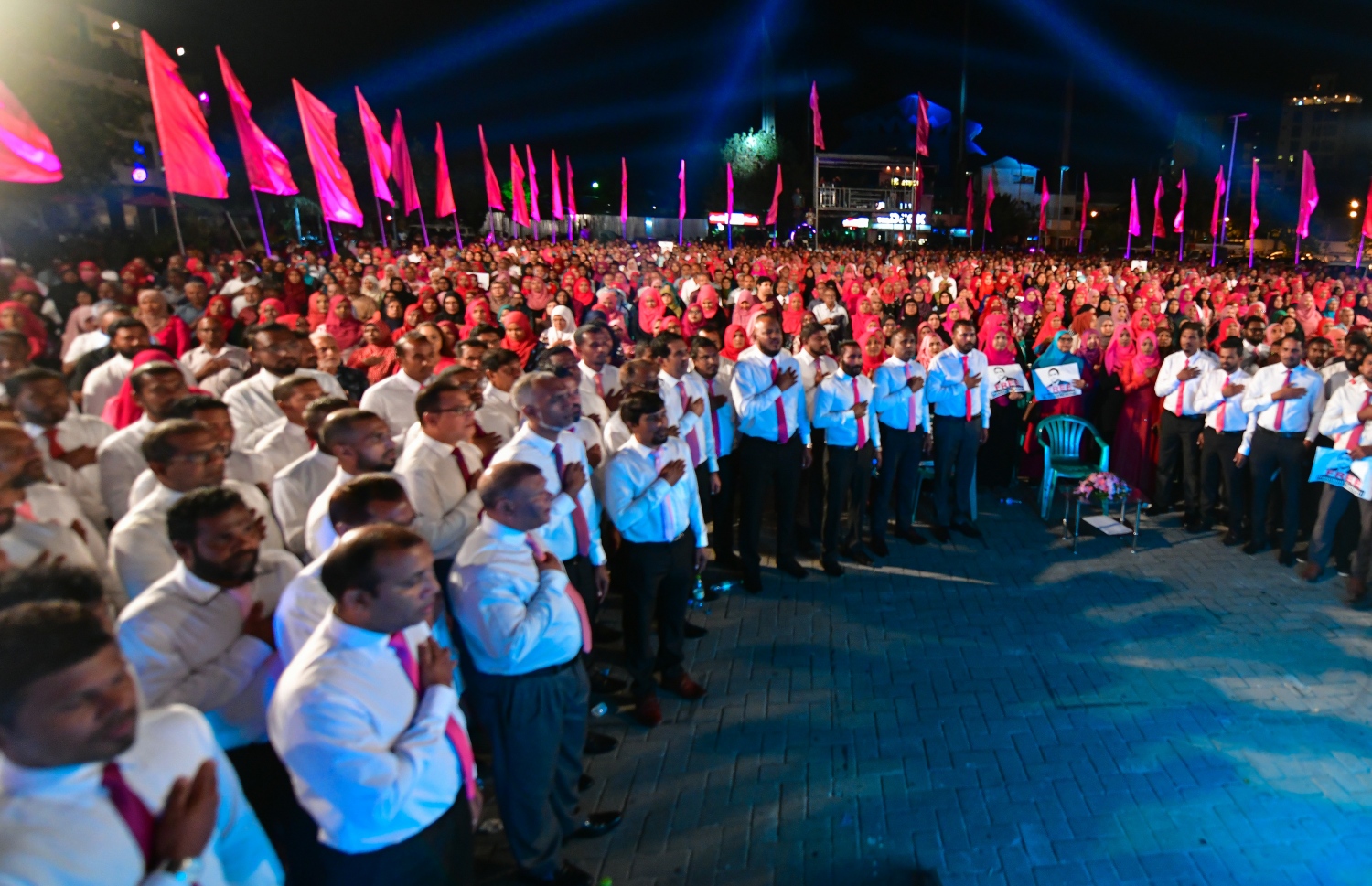 ކާނިވާ ސަަރަަހައްދުގައި، އެތައް ހާސް ބަޔަކާ އެކު، އިދިކޮޅުން ބޭއްވި ބޮޑު ޖަލްސާ ނިންމައިލުމުގެ ގޮތުން ގައުމީ ސަލާމް ކިޔަނީ.--- ފޮޓޯ: އަހުުމަދު އަވްޝަން އިލްޔާސް