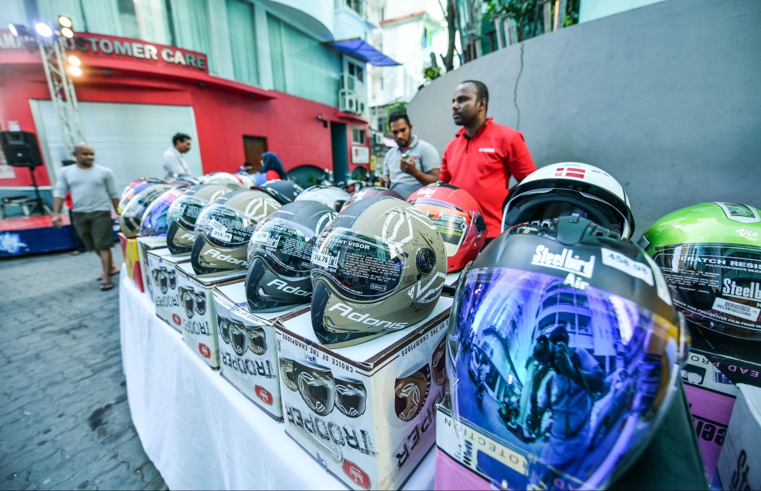 އެލިއާ އިން ވިއްކާ ހެލްމެޓުތަކެއް: މިއަދުގެ ހަރަކާތުގައި ހުރިހާ ހެލެމެޓެއް ވެސް ލިޞޭނީ އަގު ހެޔޮކޮށް ކަމަށް އެލިއާއިން ބުނޭ-- ފޮޓޯ: ނިޝާން އަލީ/މިހާރު