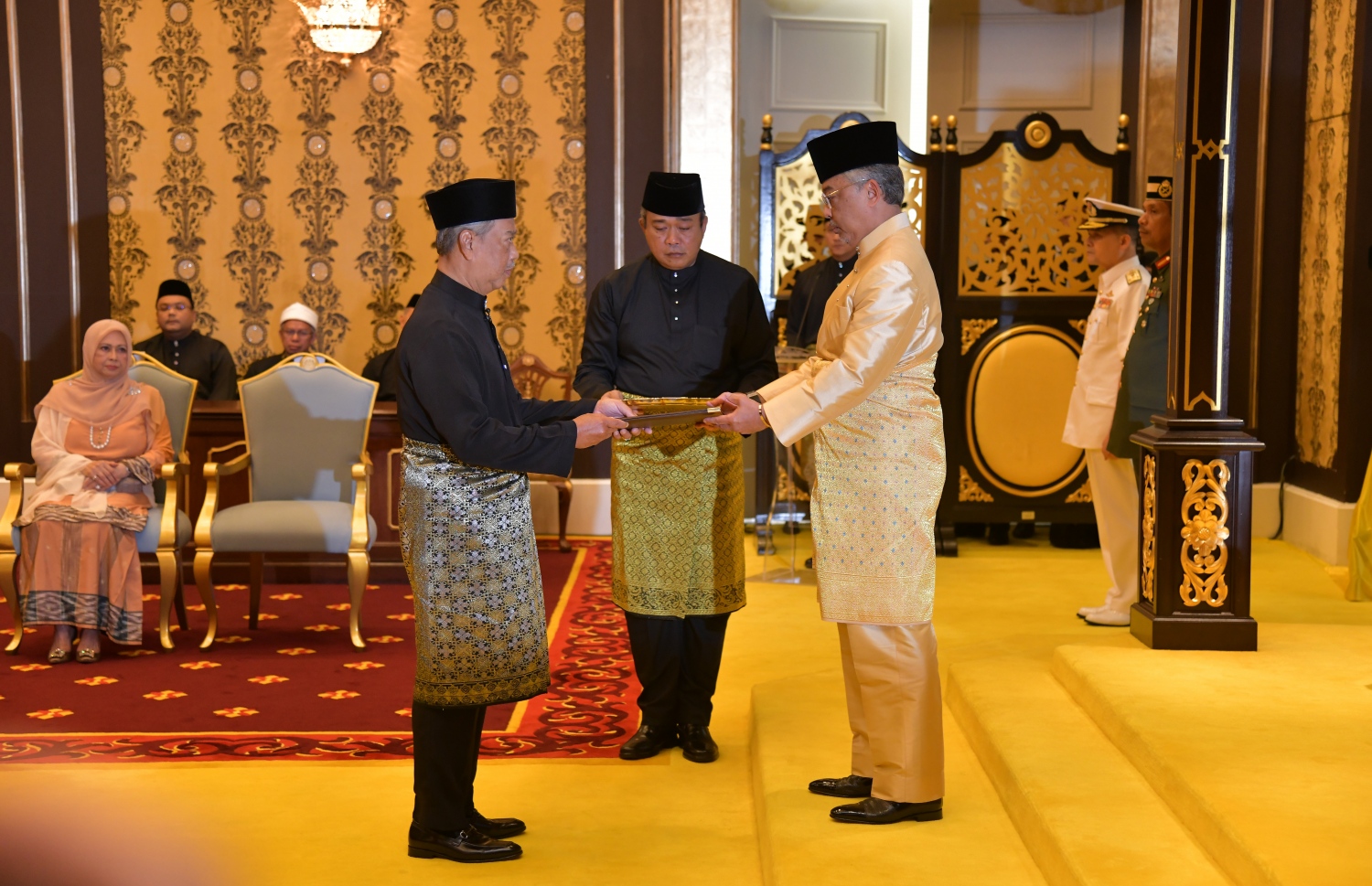 ބޮޑުވަޒީރުކަމުގެ ހުވާ ކުރެއްވުމަށް ފަހު މުހްޔިއްދީން ޔާސީން އަށް ރަސްގެފާން ސުލްތާން އަބްދުﷲ ސުލްތާން އަހުމަދު ޝާހު ލިޔުން ހަވާލުކުރައްވަނީ. --ފޮޓޯ:އޭއެފްޕީ