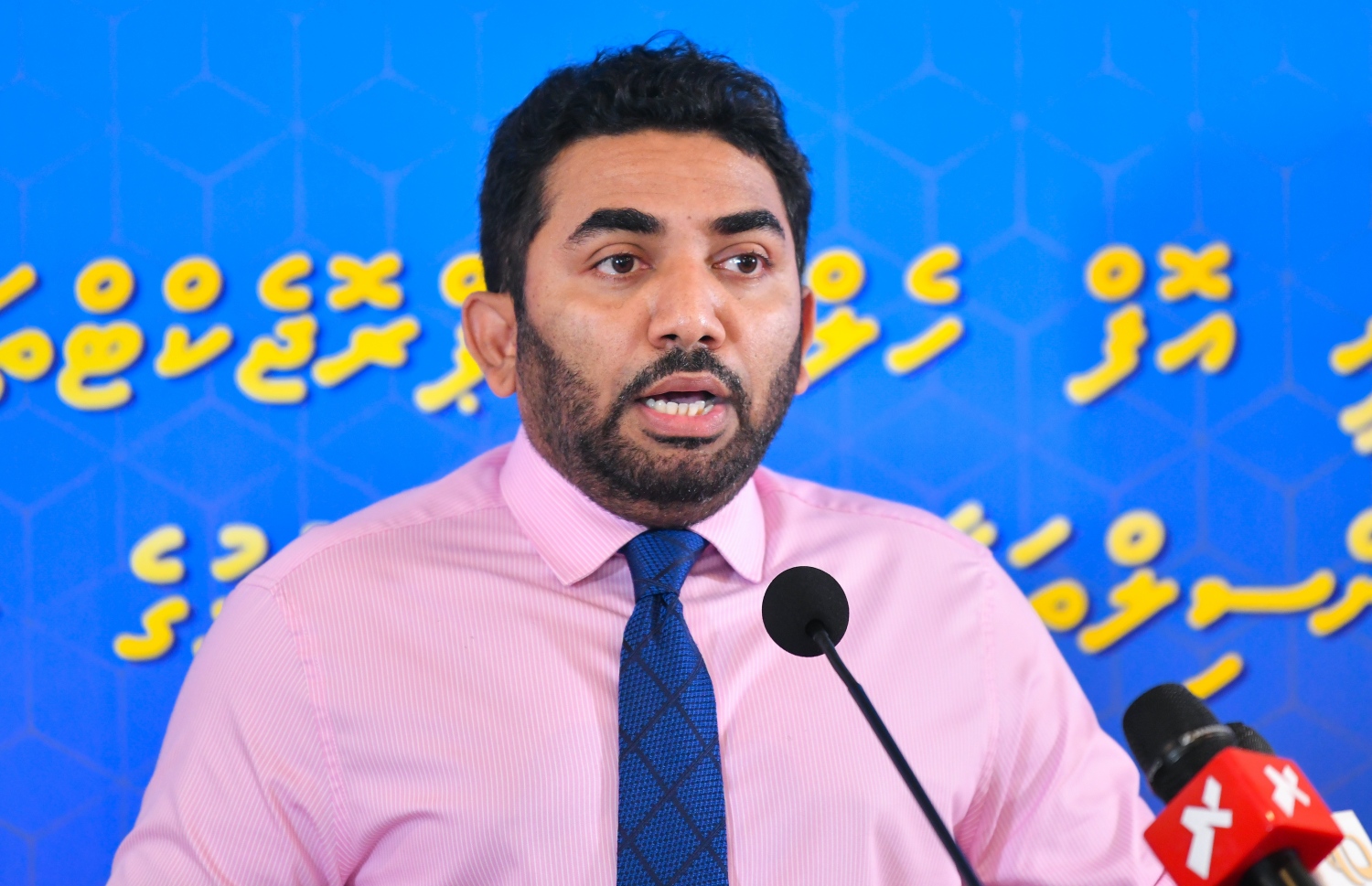 ހެލްތު މިނިސްޓްރީގެ 20 މަޝްރޫއެއް ހިންގަން ރަށްރަށުގެ ކައުންސިލްތަކާ ހަވާލުކުރަން ބޭއްވި ރަސްމިއްޔާތުގައި، ހެލްތު މިނިސްޓަރު އަމީން ވާހަކަދައްކަވަނީ.-- ފޮޓޯ: އަހުމަދު އަވްޝަން އިލްޔާސް/ މިހާރު