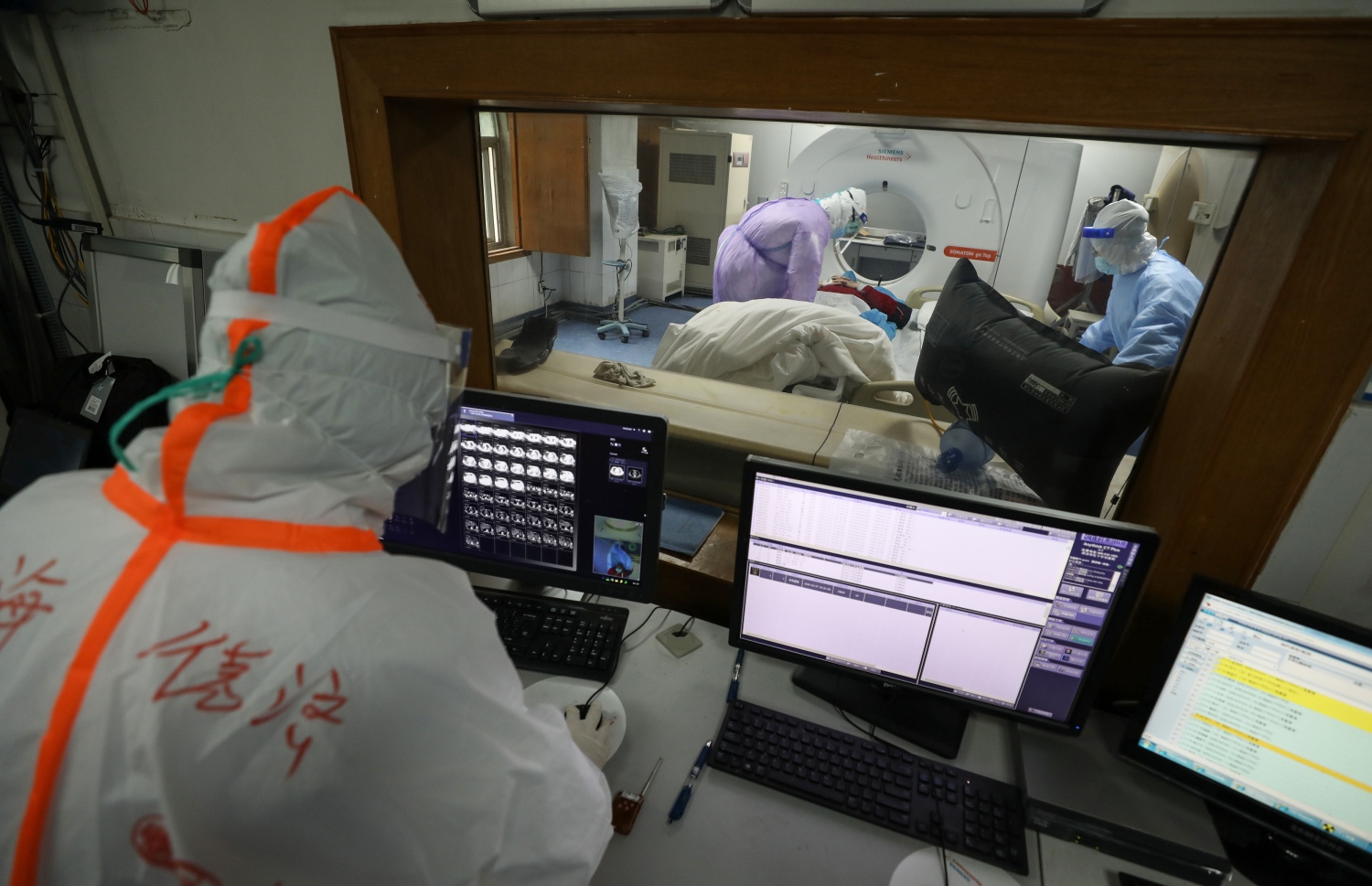 ޗައިނާގެ ވޫހާން ސިޓީގެ ރެޑް ކްރޮސް ހޮސްޕިޓަލްގައި ކޮވިޑް-19 ގެ ބަލި މީހަކަށް ފަރުވާ ދެނީ. --ފޮޓޯ:އޭއެފްޕީ