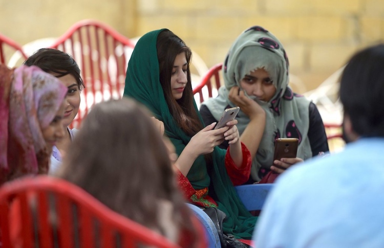 ޕާކިސްތާނުގެ ސެންސާޝިޕުން އިންޓަނެޓް ކުންފުނިތައް ދުރަށް