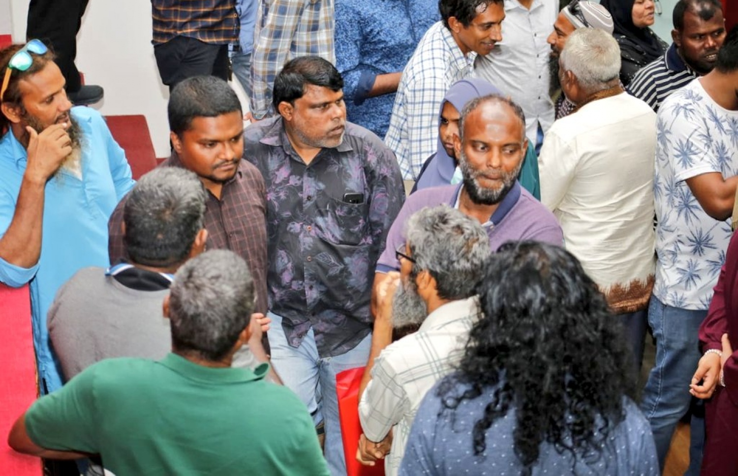 ބައްދަލުވުމުގައި ބައިވެރިވި މާލޭ ރައްޔިތުންގެ ޝަކުވާ، މާލޭގެ މޭޔަރަކަށް ވާދަކުރައްވާ އަނަސް އަޑުއައްސަވަނީ. --ފޮޓޯ/ސޯޝަލްމީޑިއާ