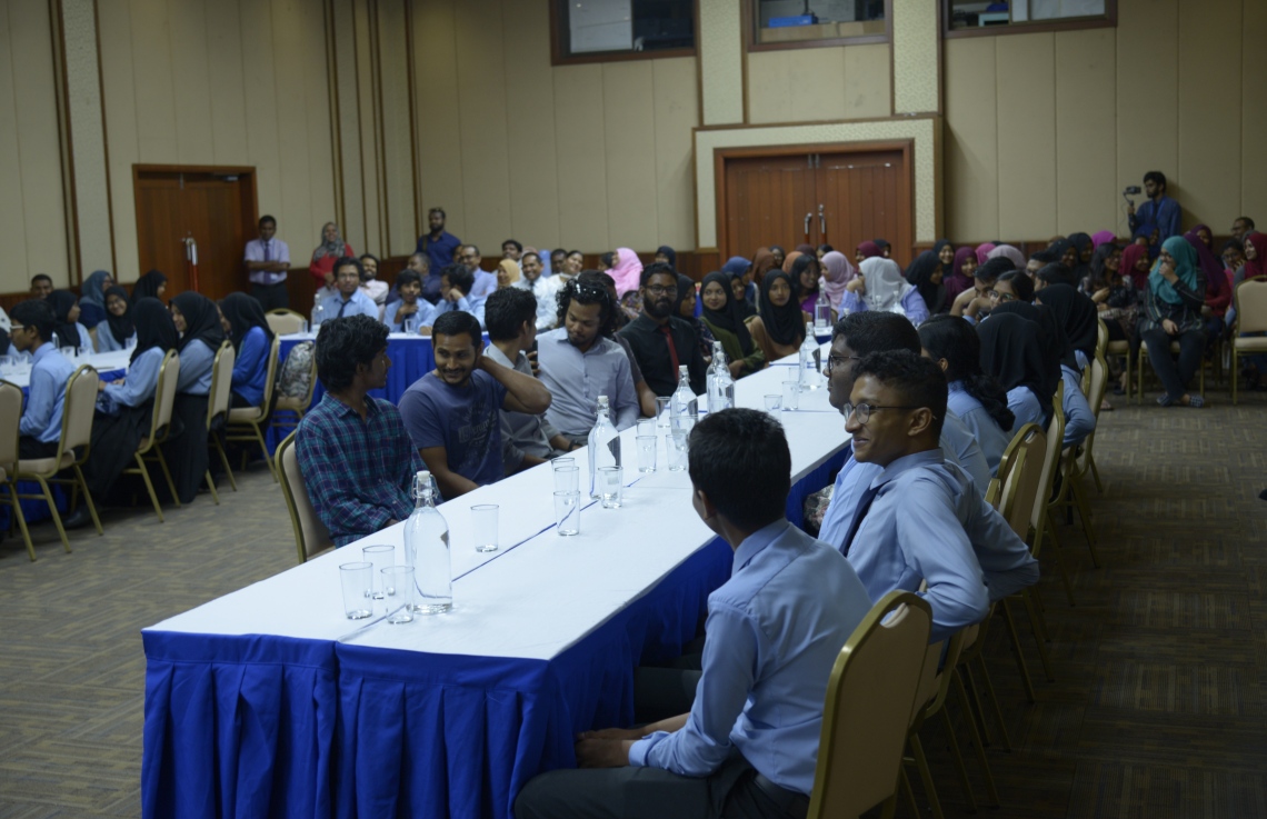 ވިލާ ކޮލެޖުގެ މޭ އިންޓޭކް އިއުލާން ކުރަން މިއަދު ބޭއްވި ރަސްމިއްޔާތުގައި ބައިވެރިވި ބައެއް ދަރިވަރުން -- ފޮޓޯ: ވިލާ ކޮލެޖް