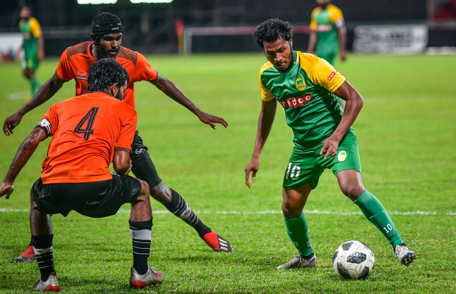 އީގަލްސްގެ ދެ ކުޅުންތެރިން ކައިރިން ބޯޅަ ހިފައިގެންދާން މާޒިޔާގެ ހަމްޕު (ކ) މަސައްކަތްކުރަނީ.-- ފޮޓޯ: ނިޝާން އަލީ/ މިހާރު