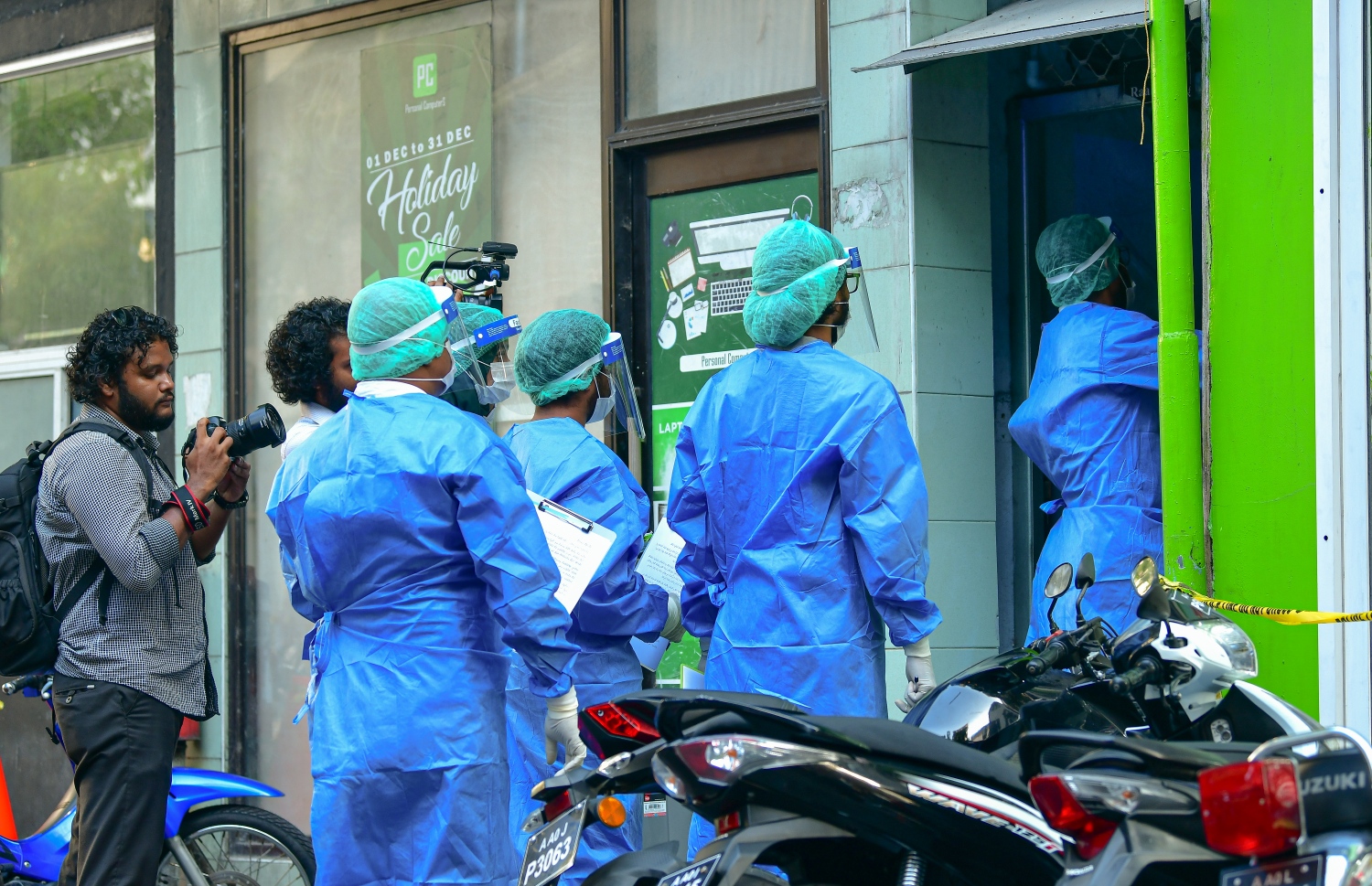 މުޅި ދުނިޔެ އަށް ހަލުވިކަމާ އެކު ފެތުރެމުންދާ ކޮރޯނާވައިރަސް ނުވަތަ ކޮވިޑް-19 އިން ރައްކާތެރިވުމުގެ ގޮތުން ހެލްތު ޕްރޮޓެކްޝަން އެޖެންސީ (އެޗްޕީއޭ) އާއި ނޭޝަނަލް ޑިޒާސްޓާ މެނޭޖްމަންޓް އޮތޯރިޓީ (އެންޑީއެމްއޭ) ގުޅިގެން މާލޭގެ ބިސްބުރު ސަރަހައްދުގައި ކުރިއަށް ގެންދިޔަ ޑްރިލްގެ ތެރެއިން..---ފޮޓޯ: އަހުމަދު އަވްޝަން/މިހާރު