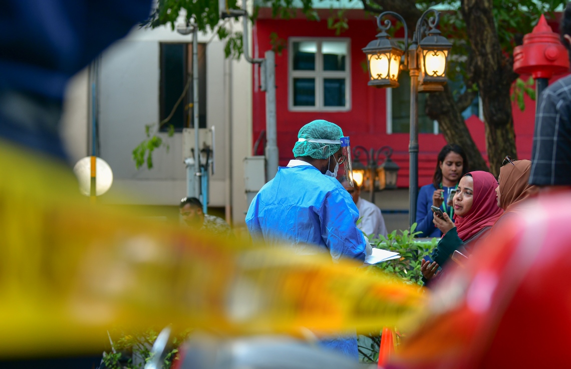 ކޮވިޑު ޖެހުނު މީހަކާ ގުޅުން ހުރި މީހެއް ހުޅުމާލޭގައި