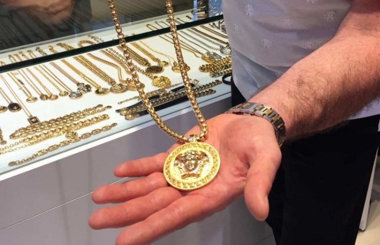 ކަރުގައި އަޅާ ފަށެއް "ބޭނީ" ދޮއްޓަކުން