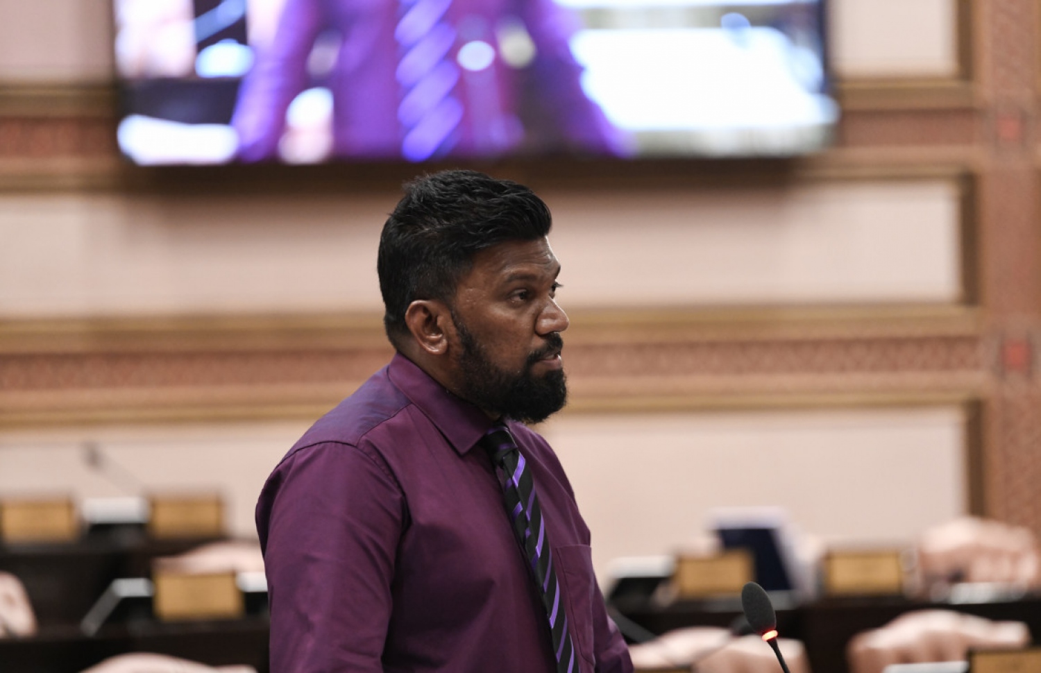 މަކުނުދޫ ދާއިރާގެ މެމްބަރު ރާއީ މަޖިލީހުގައި ބަހުސް ކުރައްވަނީ: އޭނާ ވަނީ ހޯމް މިނިސްޓަރު އިމްރާނަށް ވަރަށް ބޮޑަށް ފާޑު ވިދާޅުވެފައި-- ފޮޓޯ: މަޖިލިސް