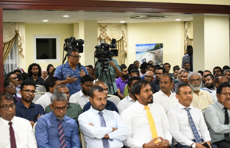 ތަފާތު ހިޔާލުތަކާ އެކު ހޫނު ބަހުސްތަކެއް