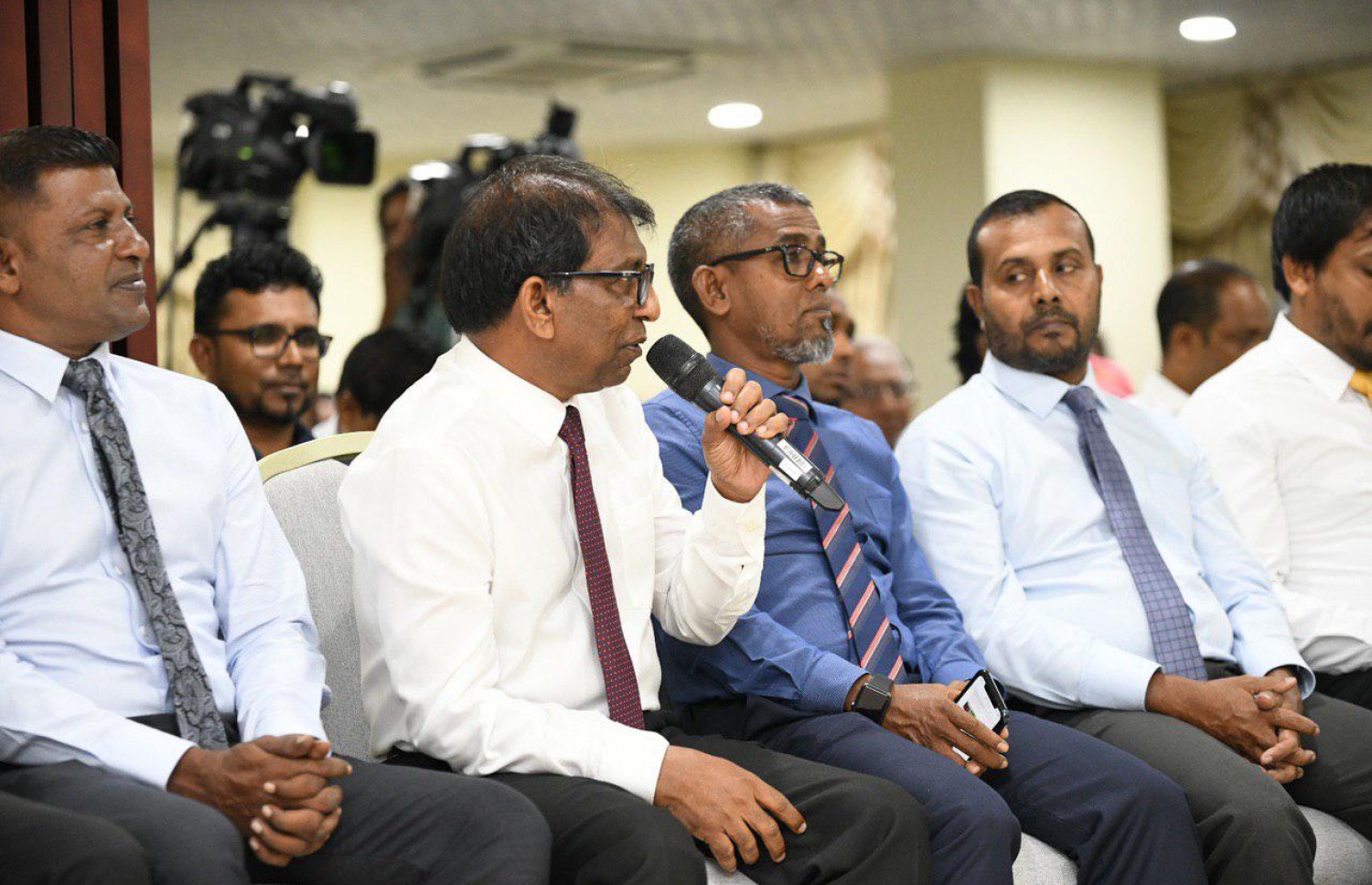މިނިމަމް ވޭޖާ ގުޅޭ ގޮތުން އާންމުންގެ ހިޔާލު ހޯދުމަށް ރައްޔިތުންގެ މަޖިލީހުގެ އިދާރާ އިން ރޭ ބޭއްވި ބައްދަލުވުމުގައި، އިމާރާތް ކުރުމުގެ ސިނާއަތުގެ އިސް ބޭފުޅެއް ކަމަށްވާ އަދުނާން ވާހަކަ ދައްކަވަނީ.---ފޮޓޯ: މަޖިލީހުގެ އިދާރާ