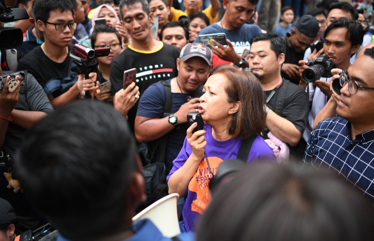 މަހާތިރުގެ ދަރިކަނބަލުންނާ ފުލުހުން ސުވާލުކޮށްފި