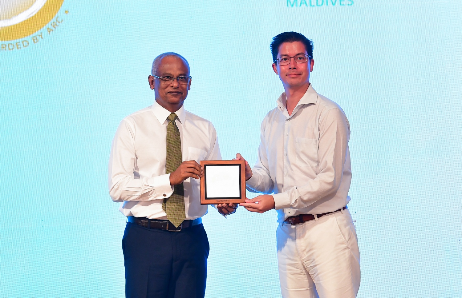 އާކްގެ "ކޯޕަރޭޓް އެމްބަސަޑާސް" ޕްރޮގްރާމުގައި ބައިވެރިވި ފަރާތަކާ ރައީސް އިބްރާހިމް މުހައްމަދު ސޯލިހު ހަނދާނީ ފިލާ ހަވާލުކުރައްވަނީ -- ފޮޓޯ: އަހުމަދު އަވްޝަން އިލްޔާސް