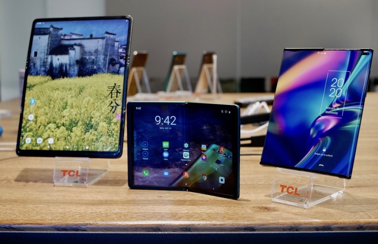 ޓީސީއެލް އިން ތިން ތަނުން ފަށްޖެހޭ ފޯނެއް