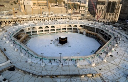 A photograph taken on March 5, 2020 shows the white-tiled area surrounding the Kaaba, inside Mecca's Grand Mosque, empty of worshippers. - Saudi Arabia today emptied Islam's holiest site for sterilisation over fears of the new coronavirus, an unprecedented move after the kingdom suspended the year-round umrah pilgrimage. (Photo by ABDEL GHANI BASHIR / AFP)