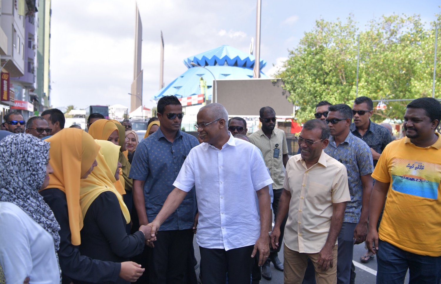 އެމްޑީޕީ ރަށްވެހި ފަތިސް ކެމްޕެއިންގެ ދޮރުން ދޮރަށް ހިނގުމުގެ ހަރަކާތުގައި ބައިވެރިވެ ވަޑައިގެން ރައީސް އިބްރާހިމް މުހައްމަދު ސޯލިހާއި މަޖިލީހުގެ ރައީސް މުހައްމަދު ނަޝީދާއި މާލޭގެ މޭޔަރު ކަމަށް އެމްޑީޕީން ވާދަކުރައްވާ އަނަސް އަބްދުއްސައްތާރު ޕާޓީގެ މެންބަރުންނާ ބައްދަލުކުރައްވަޏީ-- ފޮޓޯ: މުންޝިދު