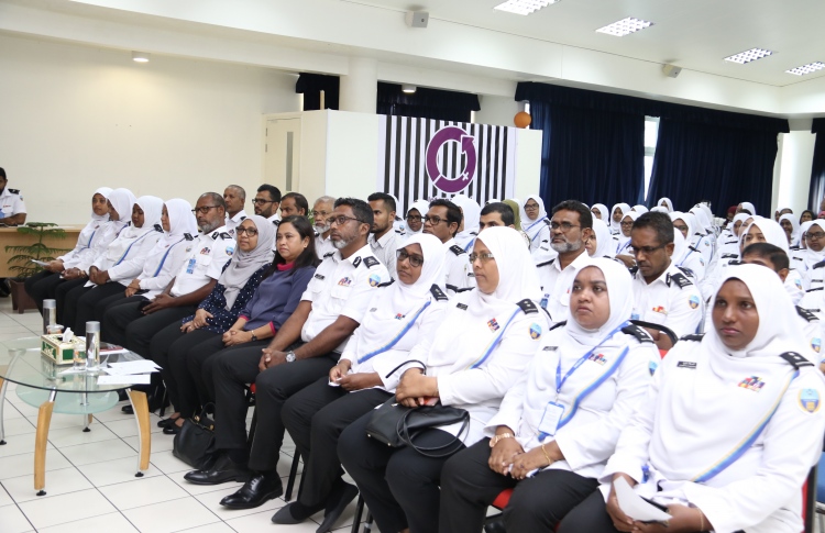 ކަސްޓަމްސްގެ އަންހެނުން މުދާ ބަލައި ފާސްކުރަން ފަށައިފި