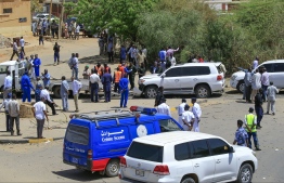 Sudanese security forces remove damaged vehicles from the site of an assassination attempt against Sudan's Prime Minister Abdalla Hamdok, who survived the attack with explosives unharmed, in the capital Khartoum on March 9, 2020. - A top aide to Hamdok and a cabinet official confirmed to AFP that he had escaped an attack, while images on state television showed at least two damaged vehicles at the site of the blast in the Kober district, northeast of the centre of Khartoum. (Photo by ASHRAF SHAZLY / AFP)