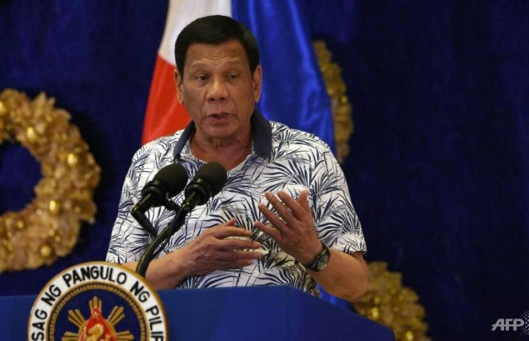 ފިލިޕީންސްގެ ރައީސްގެ ހަށިކޮޅުގައި އަތްލުން މަނާ!