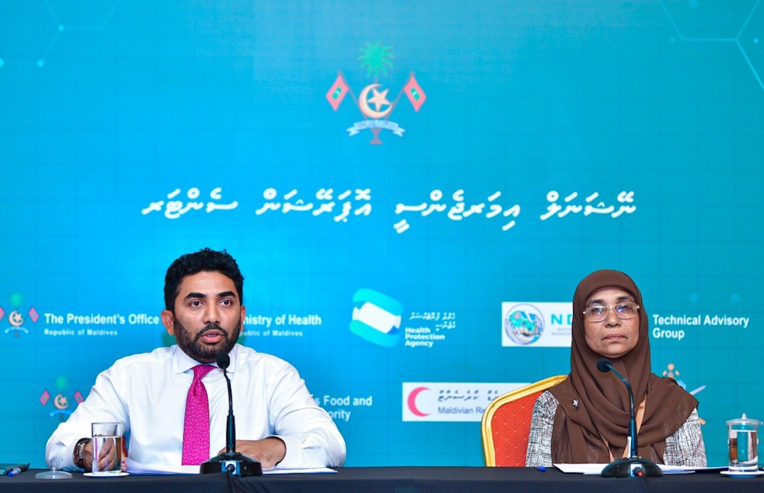 ހެލްތު މިނިސްޓަރު އަމީން، ސިއްހީ ކުއްލި ނުރައްކަލުގެ ހާލަތު މިއަދު އިއުލާން ކުރައްވާއިރު، އެޗްޕީއޭގެ ޑިރެކްޓަ ޖެނެރަލް މައިމޫނާ އަބޫބަކުރު، މިނިސްޓަރުގެ އަރިހުގައި.---ފޮޓޯ: އަހުމަދު އަވްޝަން/މިހާރު