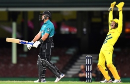 Australia's wicketkeeper Alex Carey (R) shouts an unsuccessful leg before wicket appeal against New Zealand's batsman Ross Taylor during the first one-day international (ODI) cricket match between Australian and New Zealand in Sydney on March 13, 2020. (Photo by Saeed KHAN / AFP) / 