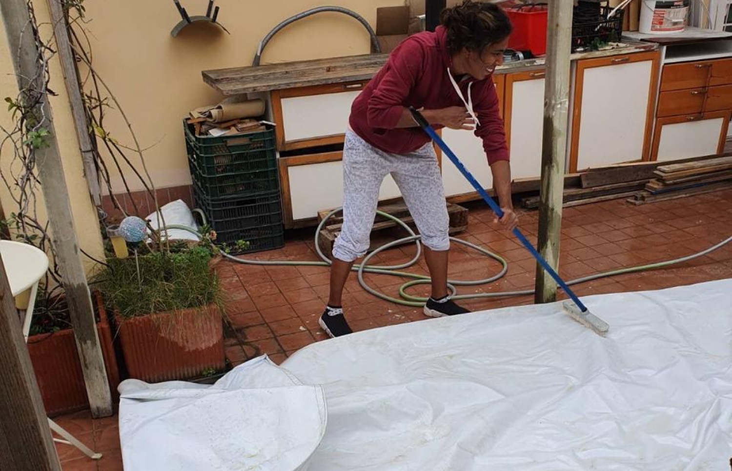 އާތިފާ ގޭގައި މަސައްކަތް ކުރައްވަނީ: ހުރިހާ ވަގުތެއް ގޭގައި ހުންނަވަން ޖެހުމުން ވަގުތު ހޭދަކުރައްވަނީ ގޭގެ އެކި މަސައްކަތުގައި